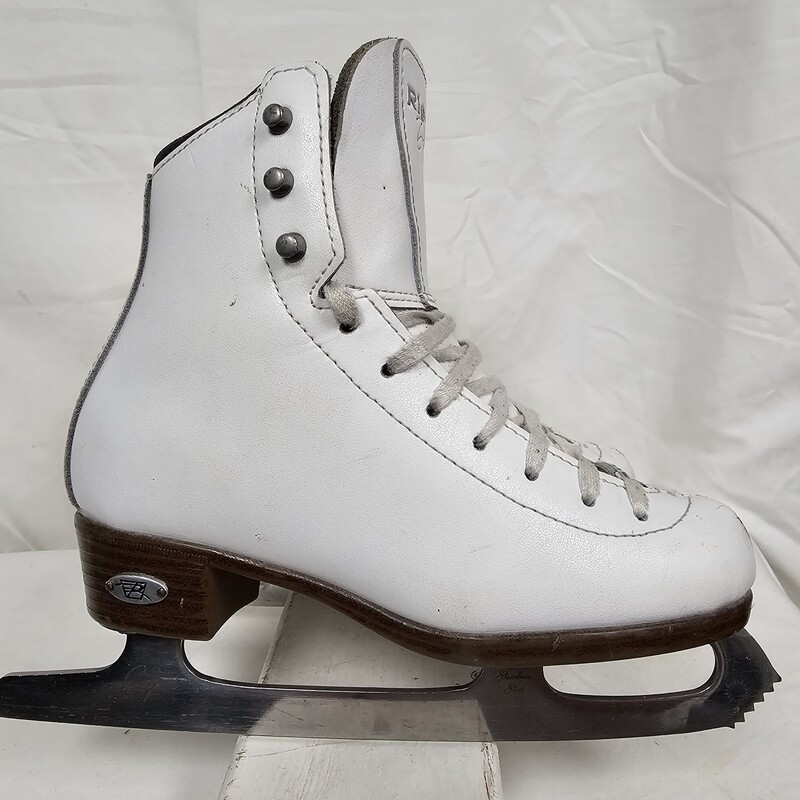 Riedell Model 33 Diamond Figure Skates<br />
White<br />
Size: 1 Wide<br />
pre-owned, Has autographs on each skate, unknown