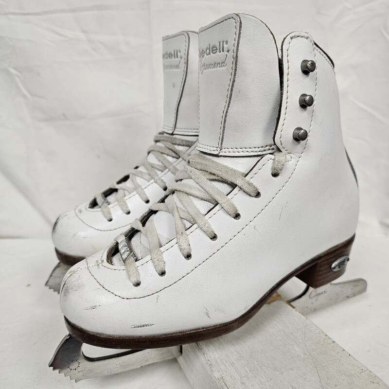 Riedell Model 33 Diamond Figure Skates
White
Size: 1 Wide
pre-owned, Has autographs on each skate, unknown