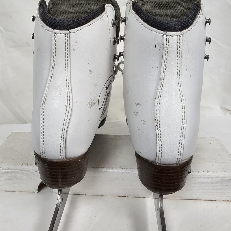 Riedell Model 33 Diamond Figure Skates
White
Size: 1 Wide
pre-owned, Has autographs on each skate, unknown