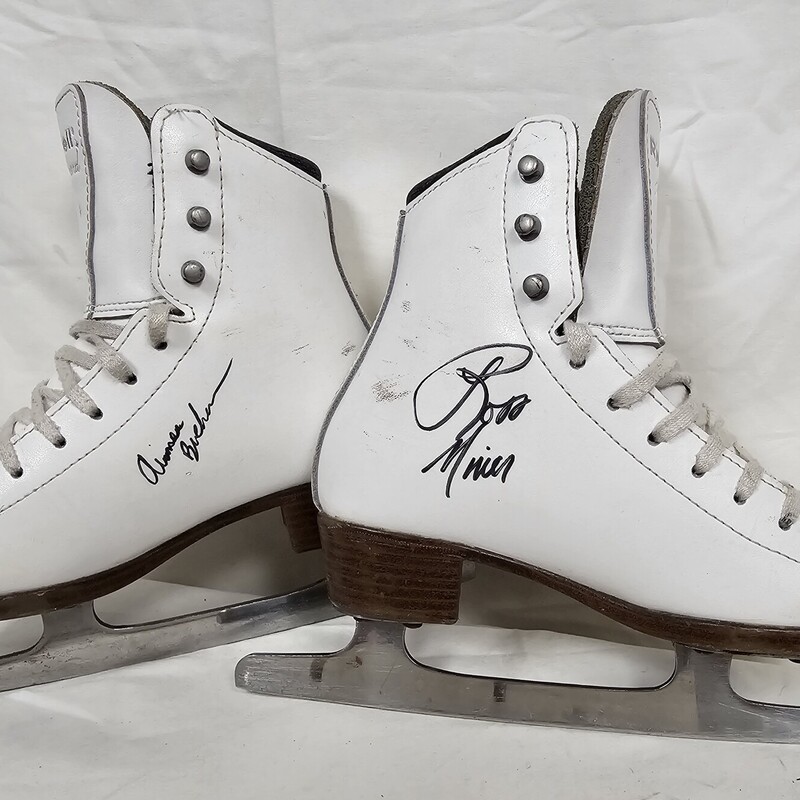 Riedell Model 33 Diamond Figure Skates<br />
White<br />
Size: 1 Wide<br />
pre-owned, Has autographs on each skate, unknown