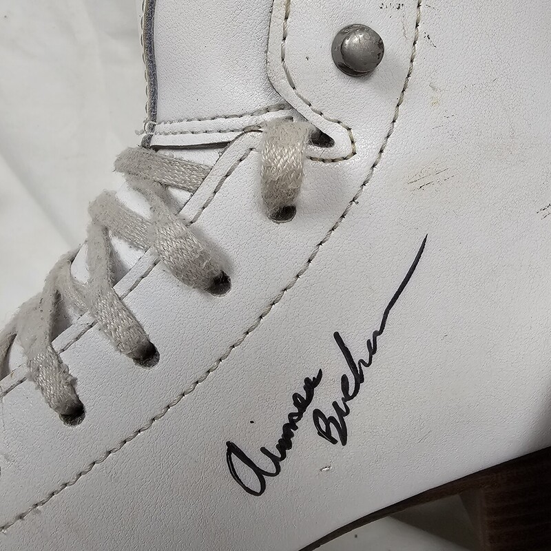 Riedell Model 33 Diamond Figure Skates<br />
White<br />
Size: 1 Wide<br />
pre-owned, Has autographs on each skate, unknown