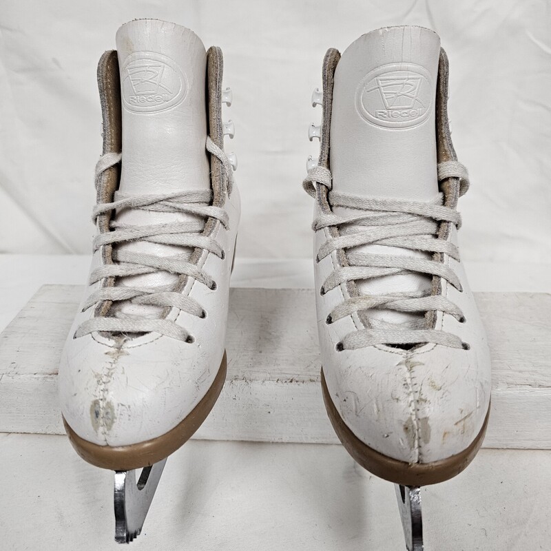 Riedell Youth Figure Skates<br />
White<br />
Size: Y9<br />
Pre-owned