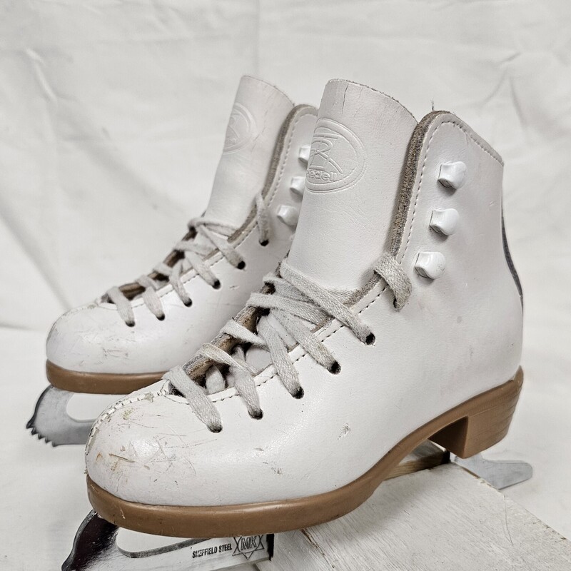 Riedell Youth Figure Skates
White
Size: Y9
Pre-owned