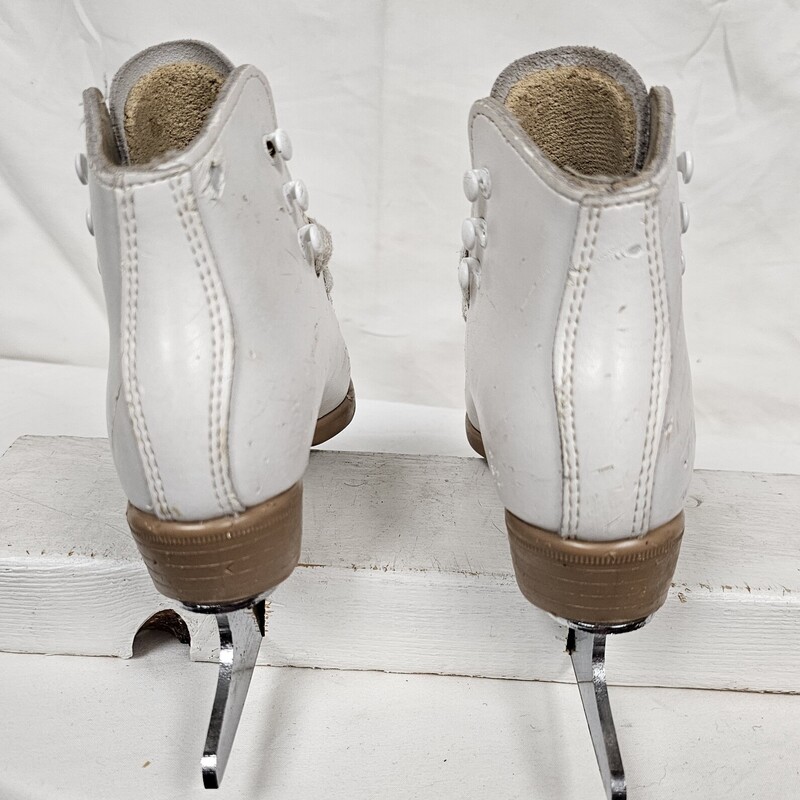 Riedell Youth Figure Skates
White
Size: Y9
Pre-owned