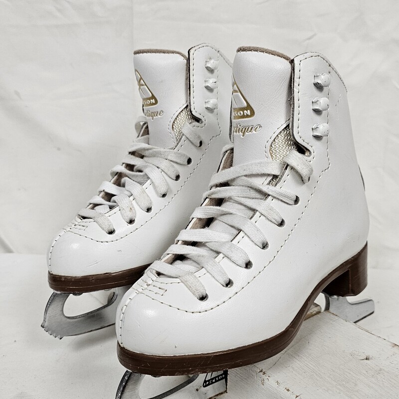 Jackson Mystique Figure Skates<br />
Youth<br />
White<br />
Size: Y10<br />
Width: C<br />
Model 1491<br />
Pre-owned