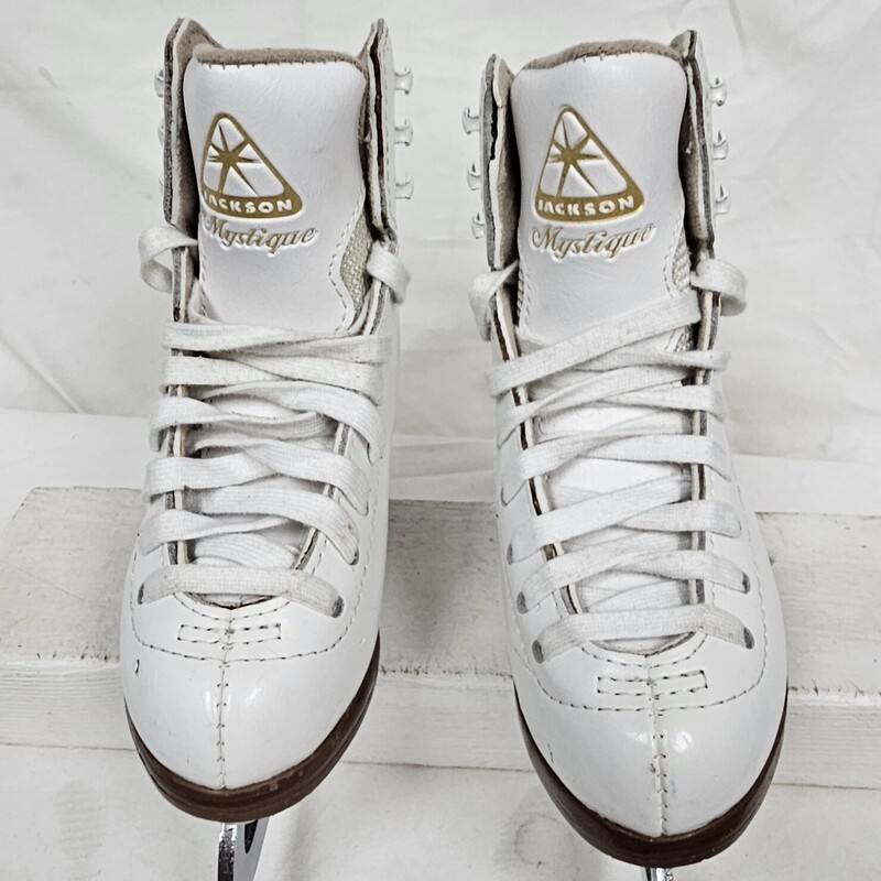 Jackson Mystique Figure Skates<br />
Youth<br />
White<br />
Size: Y10<br />
Width: C<br />
Model 1491<br />
Pre-owned