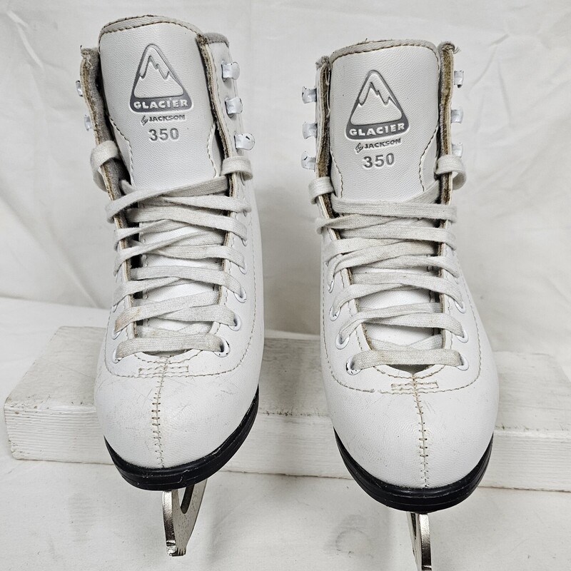 Jackson Glacier 350 Figure Skates<br />
Youth<br />
White<br />
Size: Y12<br />
Pre-owned