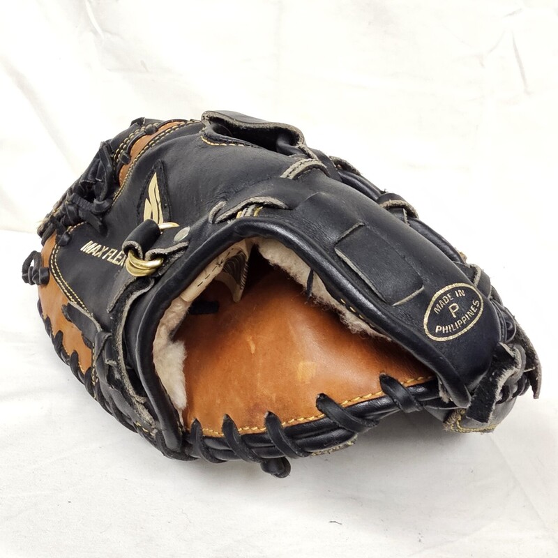 Mizuno Franchise Pro ModelCatchers Mitt<br />
Left Hand Throw<br />
Size: 33.5in.<br />
Model # MFR CO11<br />
Pre-owned