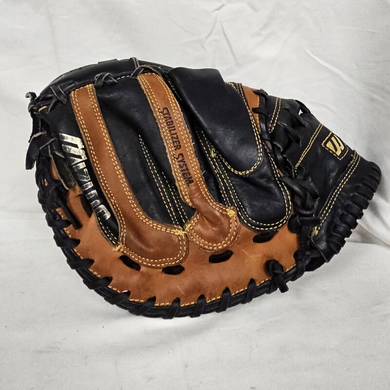 Mizuno Franchise Pro ModelCatchers Mitt<br />
Left Hand Throw<br />
Size: 33.5in.<br />
Model # MFR CO11<br />
Pre-owned