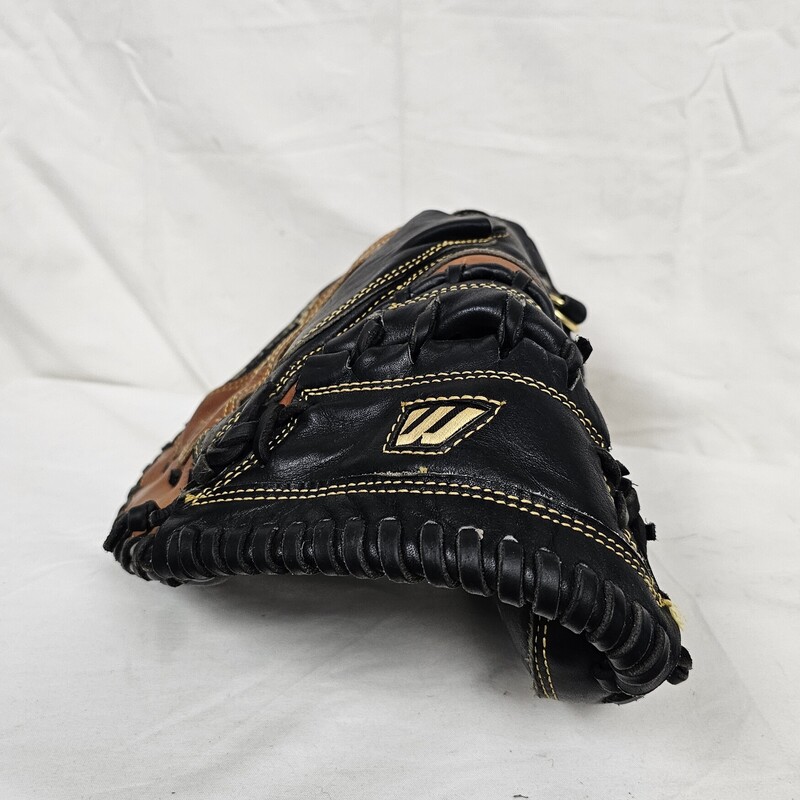 Mizuno Franchise Pro ModelCatchers Mitt<br />
Left Hand Throw<br />
Size: 33.5in.<br />
Model # MFR CO11<br />
Pre-owned