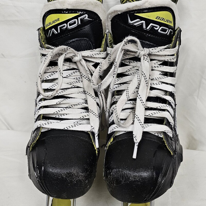 Bauer Vapor X3.5 Roller Hockey Skates<br />
Size: 3<br />
Pre-owned, some wear on wheels and scratches on toe boxes otherwise in great shape!<br />
MSRP $174.99