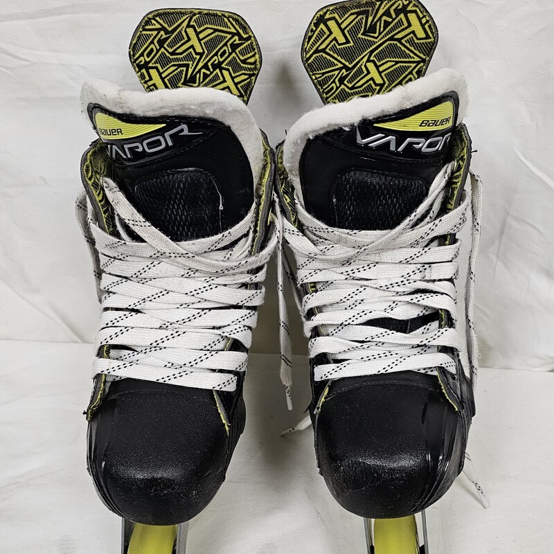 Bauer Vapor X3.5 Roller Hockey Skates<br />
Size: 3<br />
Pre-owned, some wear on wheels and scratches on toe boxes otherwise in great shape!<br />
MSRP $174.99