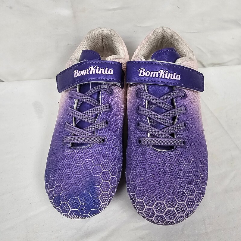 Bom Kinta Girls Soccer Cleats<br />
Purple & Pink<br />
Youth<br />
Size: Y13<br />
Stretch laces and velcro strap<br />
Pre-owned