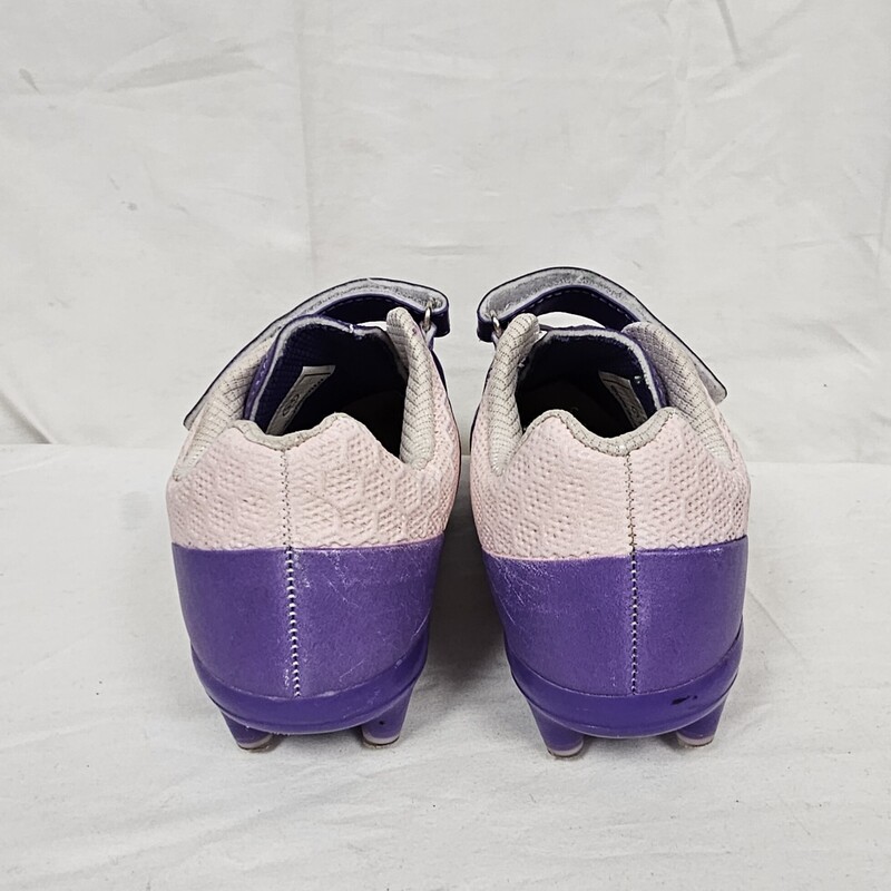 Bom Kinta Girls Soccer Cleats<br />
Purple & Pink<br />
Youth<br />
Size: Y13<br />
Stretch laces and velcro strap<br />
Pre-owned