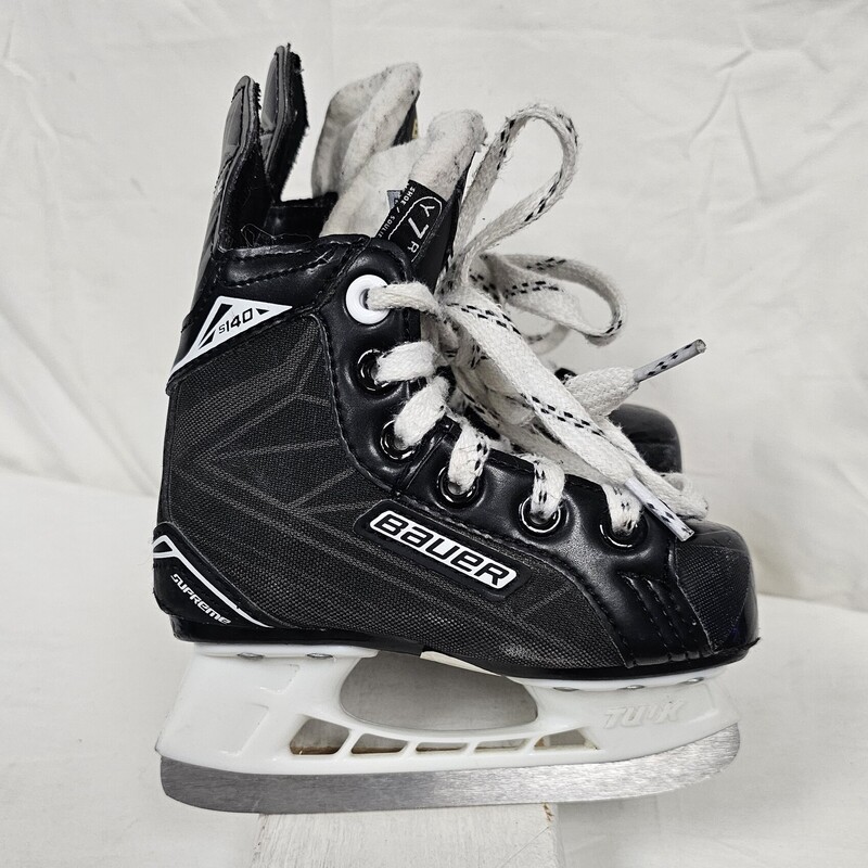 Bauer Supreme S140 Hockey Skates<br />
Youth<br />
Size: Y7<br />
Pre-owned