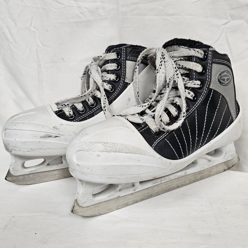 CCM Supre Tacks 652 Goalie Skates<br />
Junior<br />
Size: 1<br />
Pre-owned