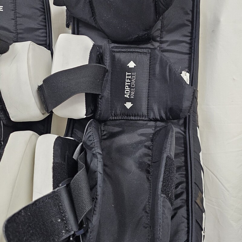 CCM YTFlex 3 Goalie Leg Pads<br />
Youth<br />
Size: 24in.<br />
Velcro Straps<br />
White & Black<br />
Pre-owned