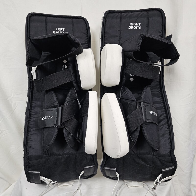 CCM YTFlex 3 Goalie Leg Pads<br />
Youth<br />
Size: 24in.<br />
Velcro Straps<br />
White & Black<br />
Pre-owned