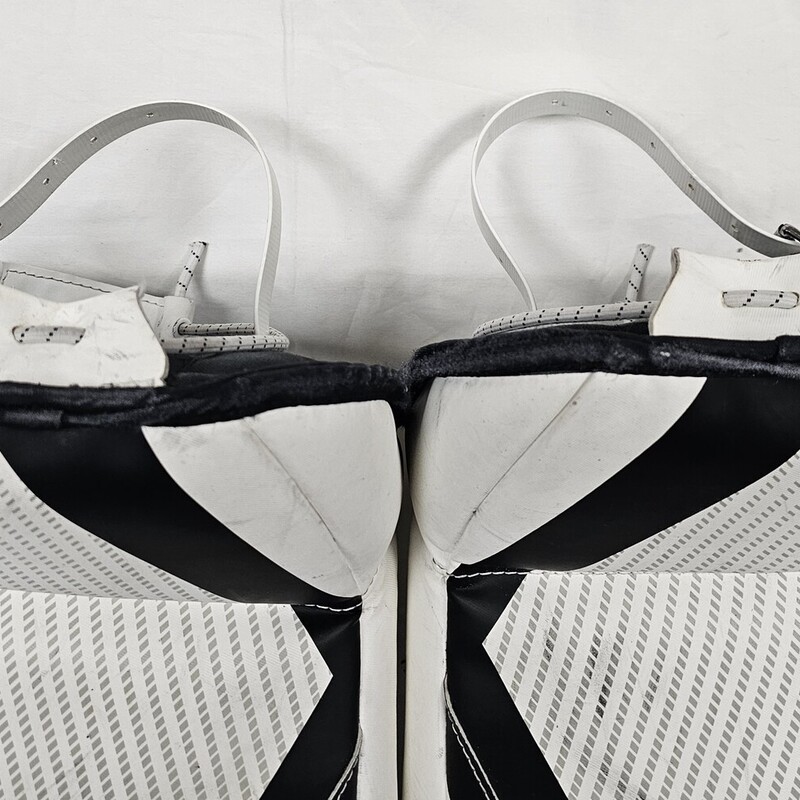 CCM YTFlex 3 Goalie Leg Pads<br />
Youth<br />
Size: 24in.<br />
Velcro Straps<br />
White & Black<br />
Pre-owned