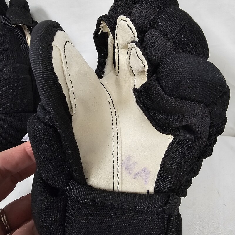 CCM 4Roll Youth Hockey Gloves<br />
Black<br />
Size: 8in.<br />
Pre-owned in great condition, initials marked on inner palms