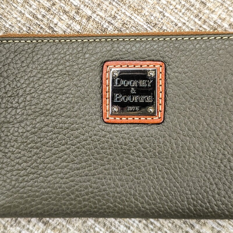 Dooney & Bourke Pebble Zip Wallet
Green Brown
Size: 7x4H