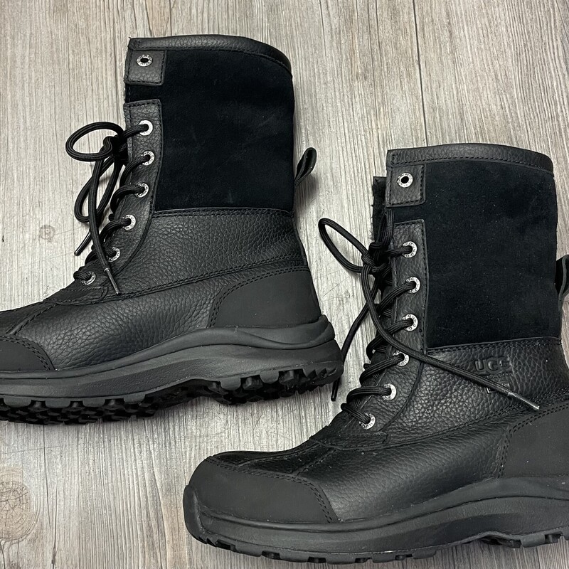 Ugg Adirondack III Boots, Black, Size: 7Y<br />
Like New Condition<br />
Waterproof