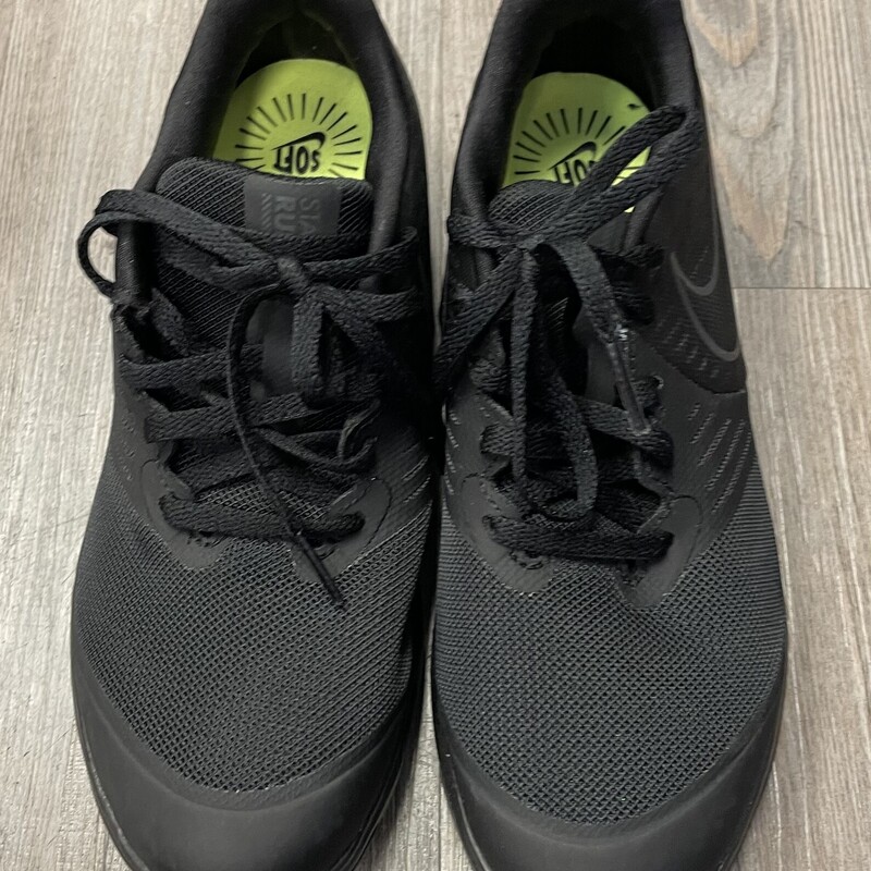 Nike Star Runner Shoes, Black, Size: 4.5Y
Excellent Condition