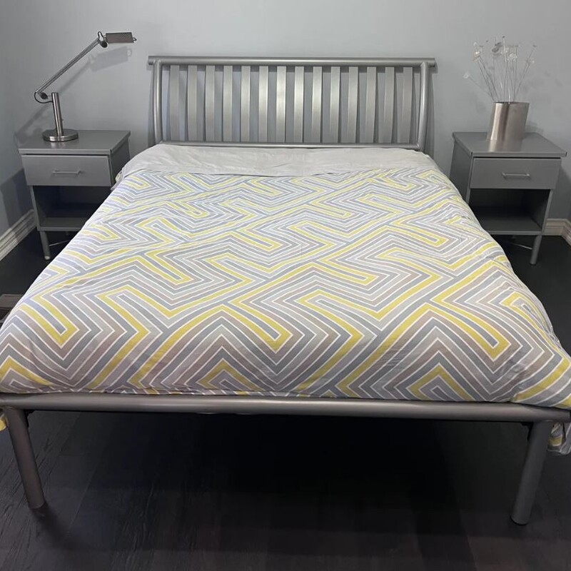 Amisco Metal QUEEN Platform Bed
Dark Silver
Adjustable Height for Mattress Sizes
Headboard Size: 64 x 42.5H
Footboard Size: 64 x 17H
Retails: $829+