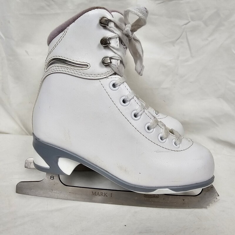 Jackson Ultima Soft Skate Figure Skates
White
Size: 1
Pre-owned in great condition