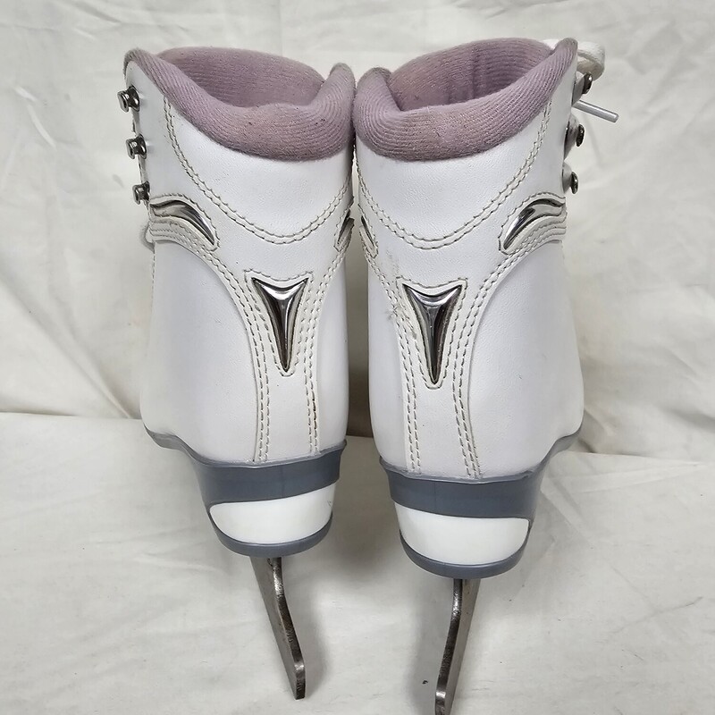 Jackson Ultima Soft Skate Figure Skates<br />
White<br />
Size: 1<br />
Pre-owned in great condition