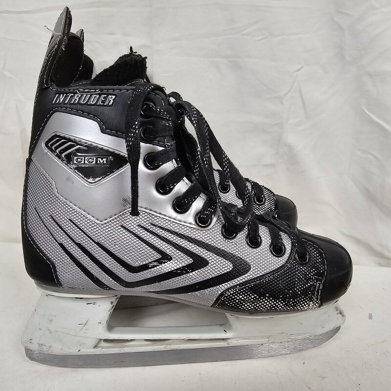 CCM Intruder Hockey Skates
Size: 5
Pre-owned