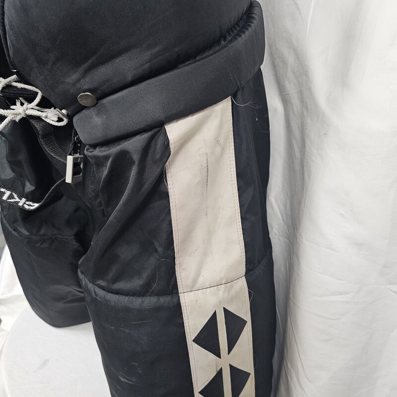 Tackla Pro 2500 Hockey Pants<br />
Black & White<br />
Size: 52  (Sr L)<br />
Pre-owned