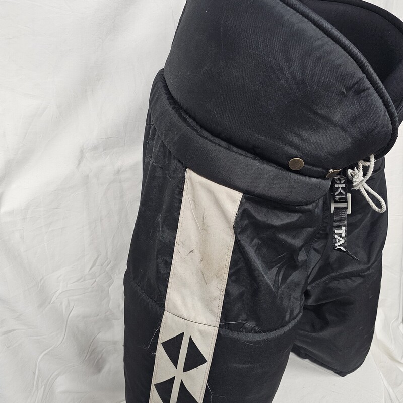 Tackla Pro 2500 Hockey Pants<br />
Black & White<br />
Size: 52  (Sr L)<br />
Pre-owned