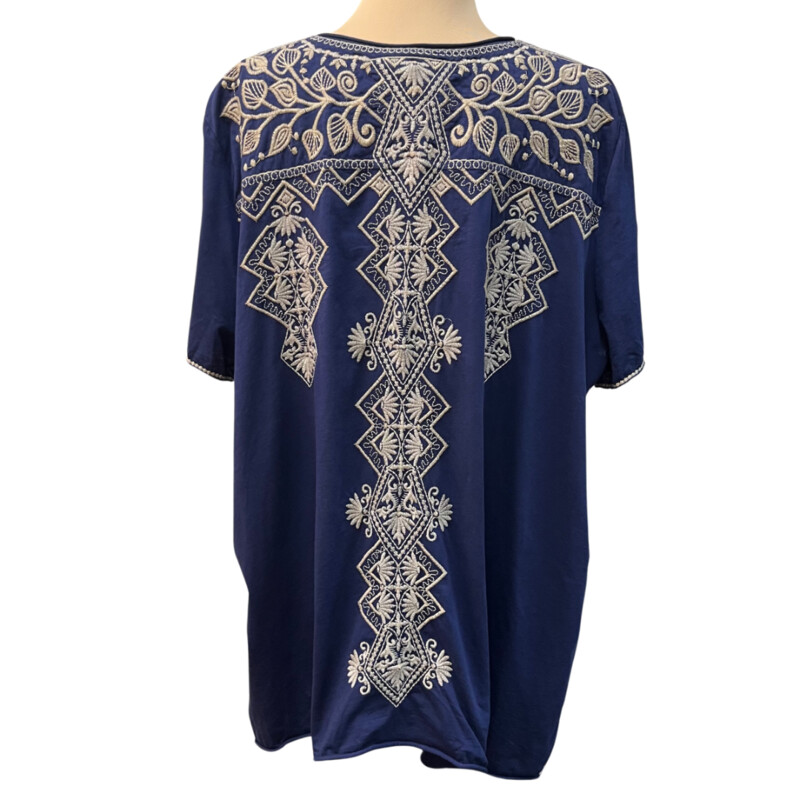 Johnny Was Embroidered Floral Top<br />
Navy, and Cream<br />
Size: 1X