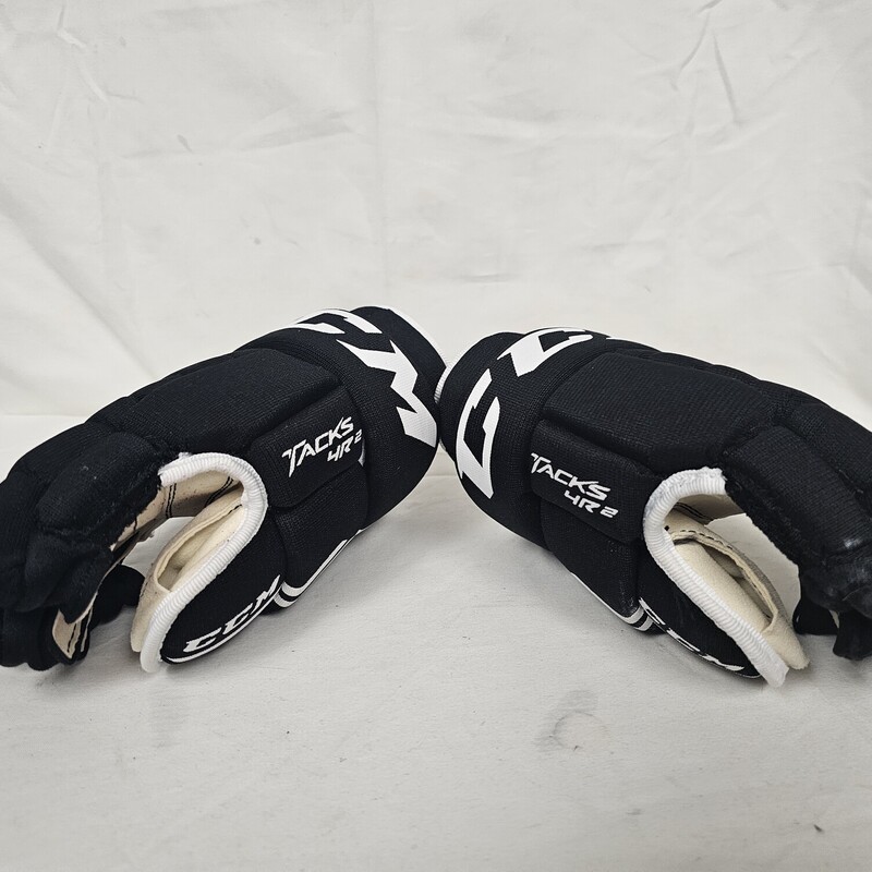 CCM Tacks 4R2 Hockey Gloves<br />
Youth<br />
Size: 9in.<br />
Black & White<br />
Pre-owned in great shape