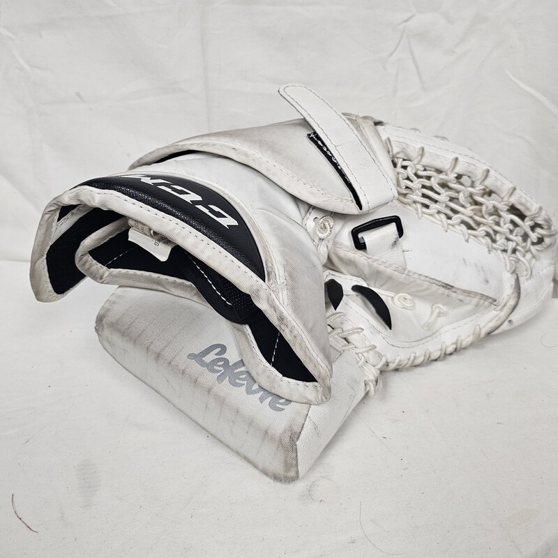 CCM EFlex II 760 Goalie Catch Glove<br />
Youth<br />
Regular Hand (worn on left hand)<br />
pre-owned<br />
White & Black