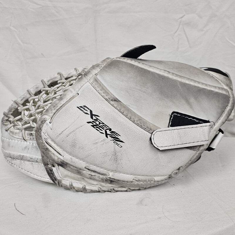 CCM EFlex II 760 Goalie Catch Glove<br />
Youth<br />
Regular Hand (worn on left hand)<br />
pre-owned<br />
White & Black