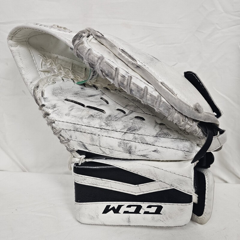 CCM EFlex II 760 Goalie Catch Glove
Youth
Regular Hand (worn on left hand)
pre-owned
White & Black