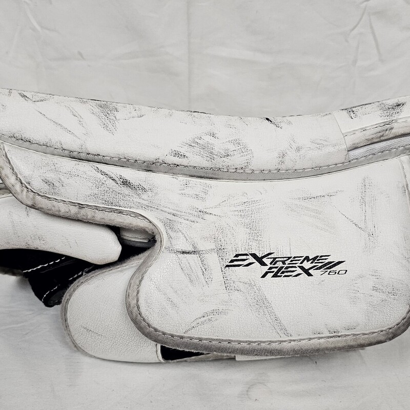 CCM EFlex II 760<br />
Youth Goalie Blocker<br />
Regular Hand (worn on right hand)<br />
pre-owned<br />
White & Black