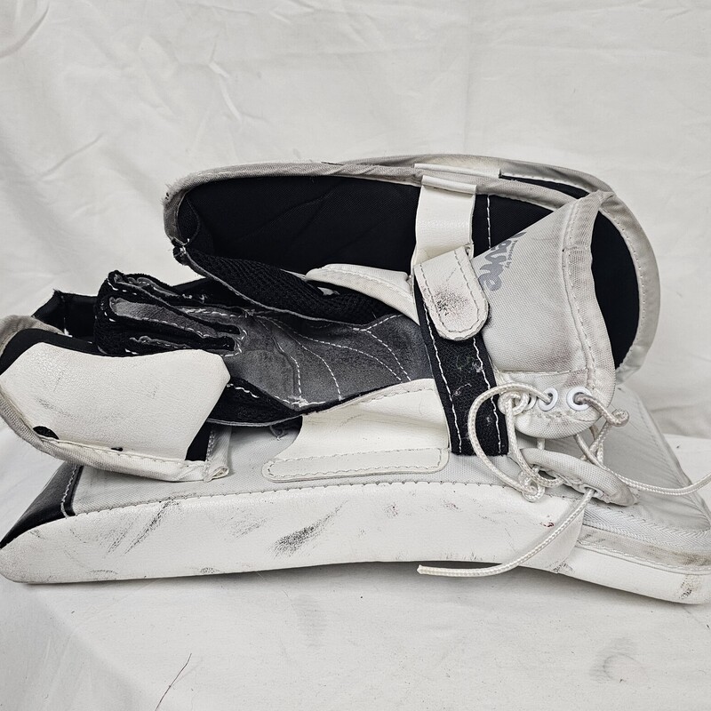 CCM EFlex II 760<br />
Youth Goalie Blocker<br />
Regular Hand (worn on right hand)<br />
pre-owned<br />
White & Black