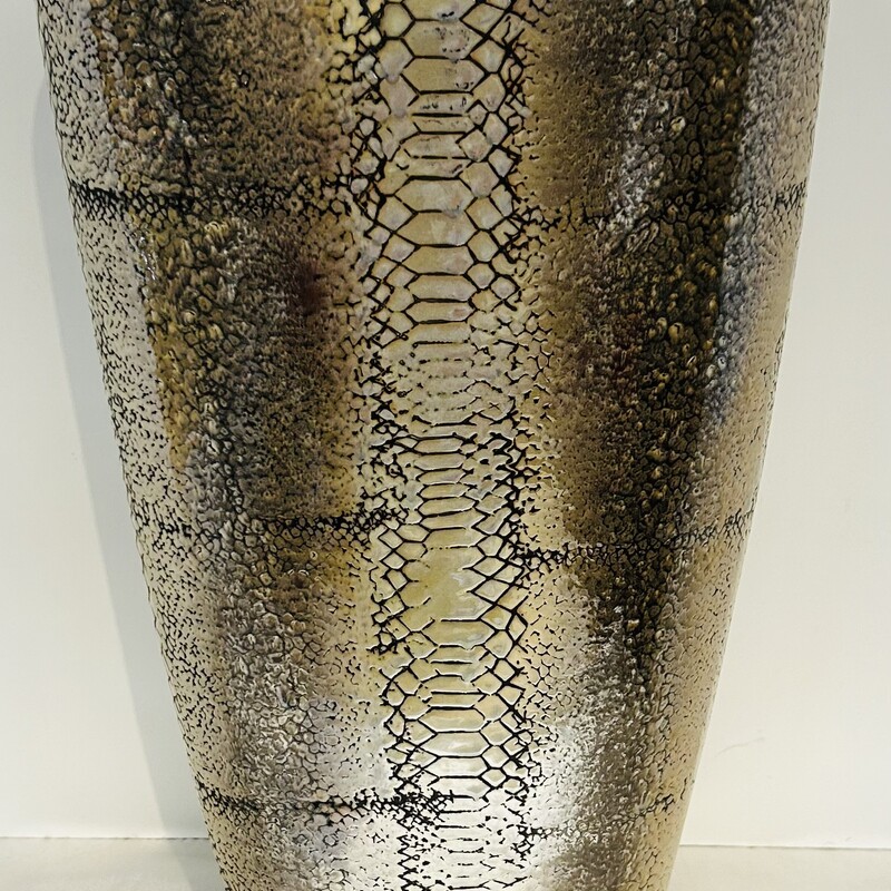 Snakeskin Vase
Silver,
Size: 10.5 x20 H