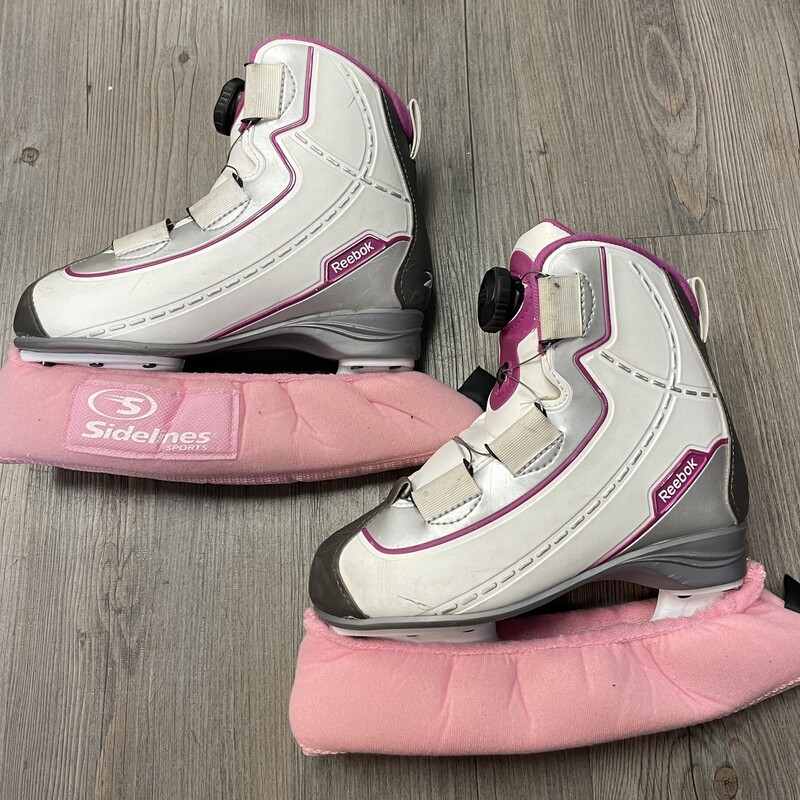 Reebok Figure Skates, White/fu, Size: 2Y
Includes Blade Guard