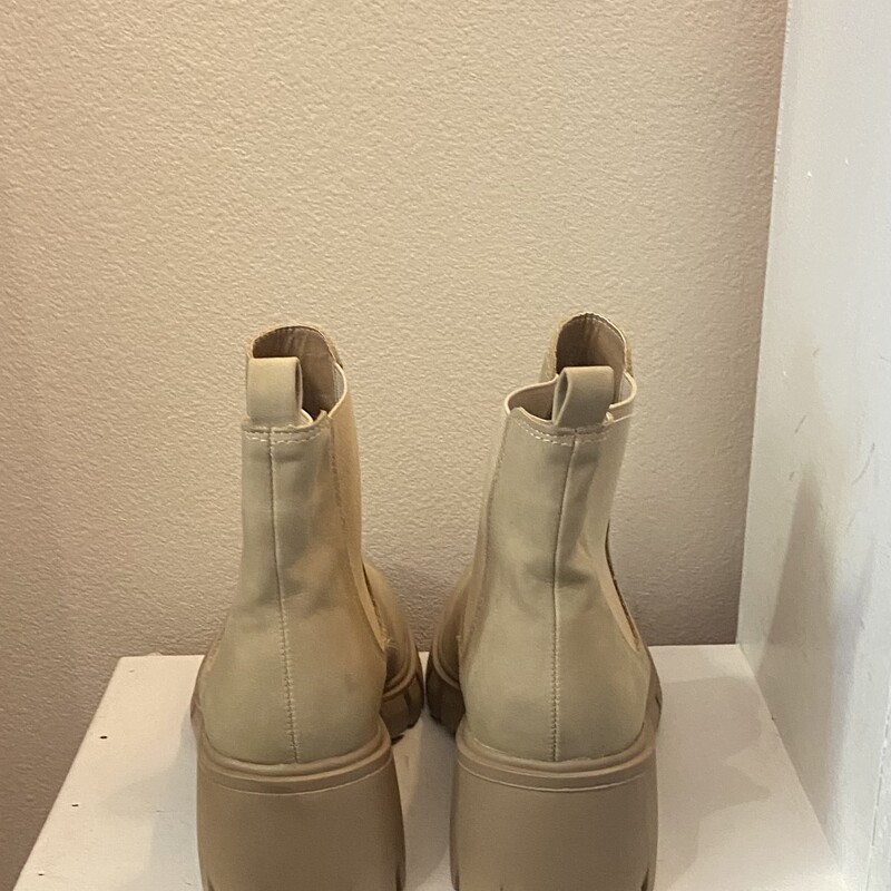 Tan Ankle Boot<br />
Tan<br />
Size: 8 R $83