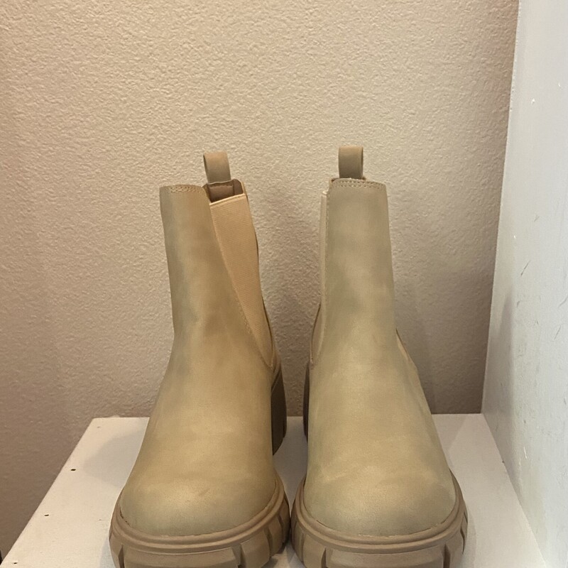 Tan Ankle Boot<br />
Tan<br />
Size: 8 R $83