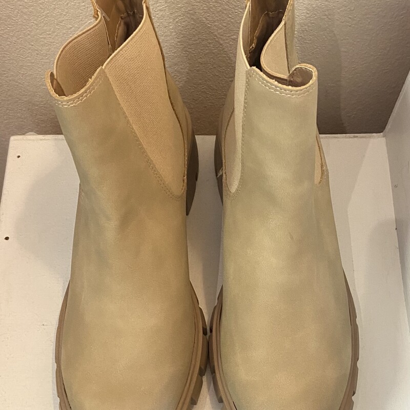 Tan Ankle Boot<br />
Tan<br />
Size: 8 R $83