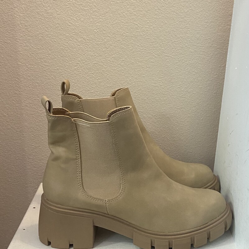 Tan Ankle Boot<br />
Tan<br />
Size: 8 R $83