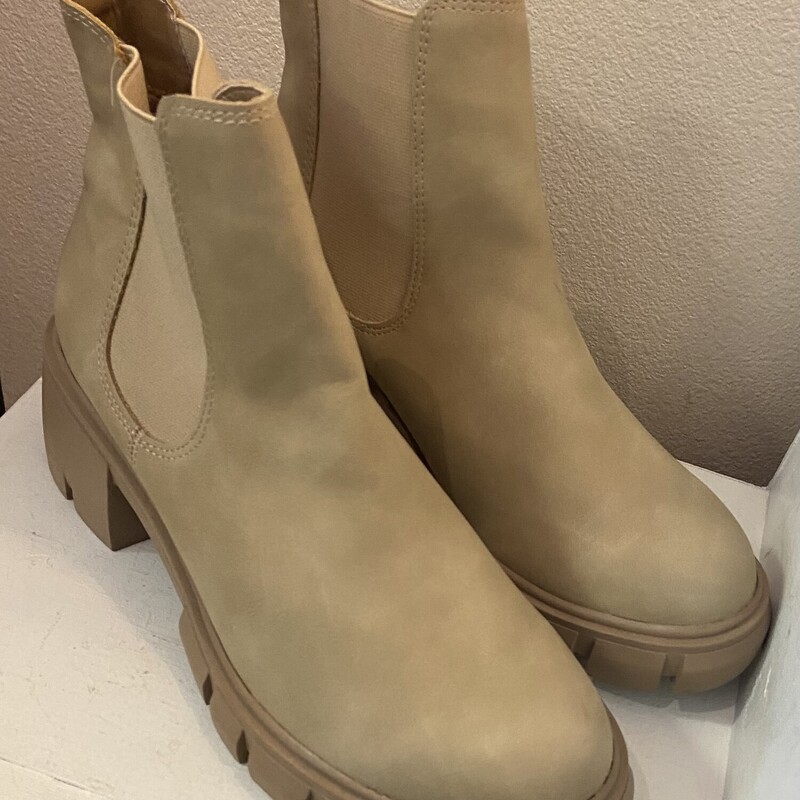 Tan Ankle Boot<br />
Tan<br />
Size: 8 R $83