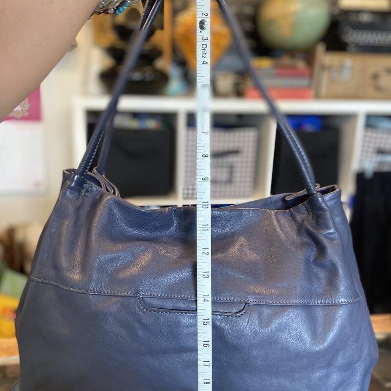 Blue Leather Purse<br />
Blue<br />
Size: R $280