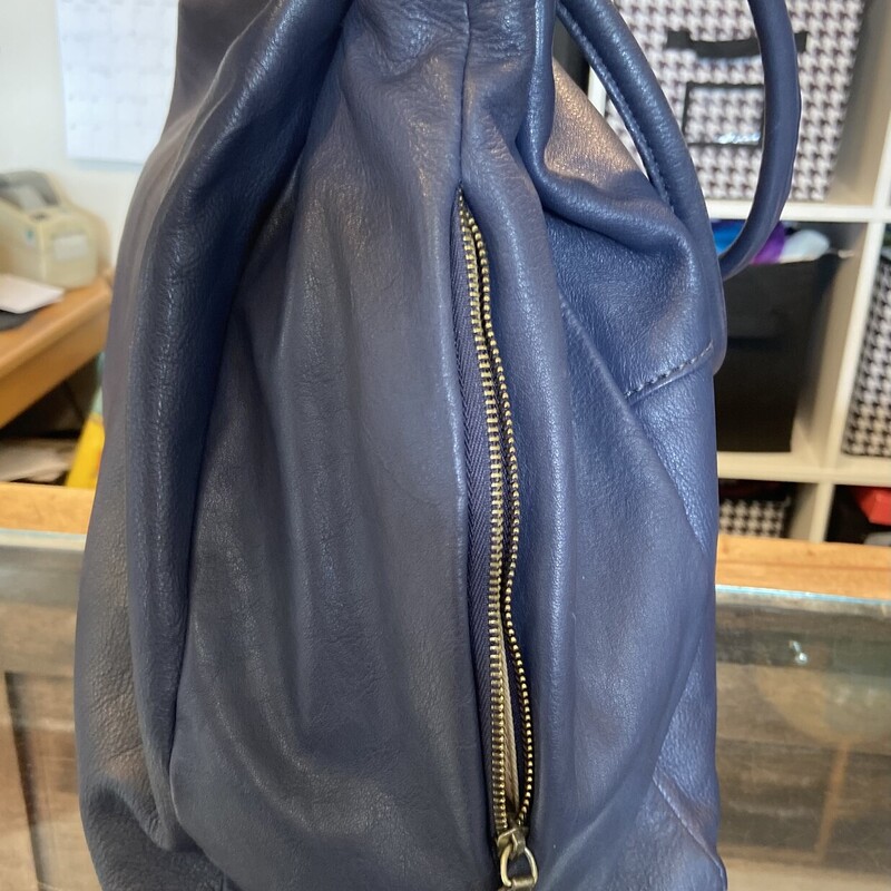 Blue Leather Purse<br />
Blue<br />
Size: R $280