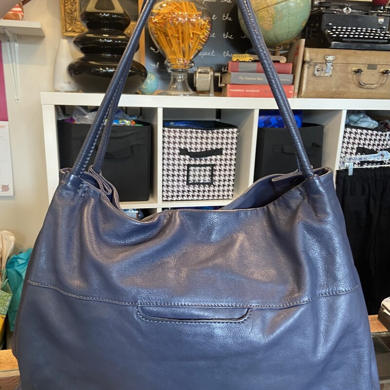 Blue Leather Purse<br />
Blue<br />
Size: R $280